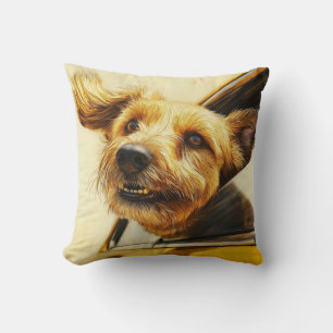Speelse hond genieten van autorit Art Print Kussen