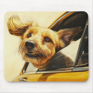 Speelse hond genieten van autorit Art Print Muismat