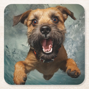 Speelse Hond Zwemt Onderwater Ontwerp Vierkante Kartonnen Onderzetter