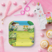 Speelse jongen die in een weelderige groene achter papieren bordje (Feest)