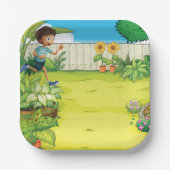 Speelse jongen die in een weelderige groene achter papieren bordje (Voorkant)