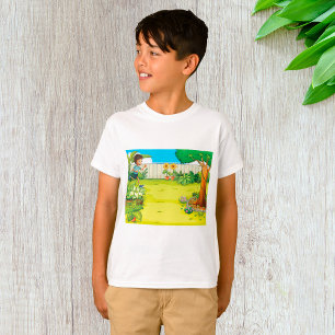 Speelse jongen die in een weelderige groene achter t-shirt
