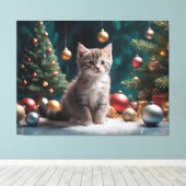 Speelse Kerstkitten bij de boom met Ornament Canvas Afdruk (Insitu (Houten vloer))