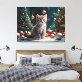 Speelse Kerstkitten bij de boom met Ornament Canvas Afdruk (Insitu (Slaapkamer))