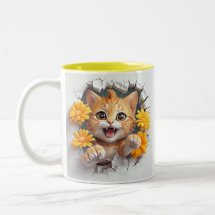 Speelse Oranje tabby kitten breken door een auto Tweekleurige Koffiemok