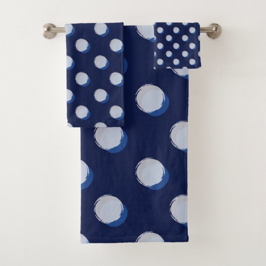 Speelse Polka Dots Blauwe Marine Bad Handdoek (Insitu)