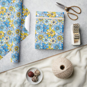 Speelse Retro Bloemen Patroon, Zacht Blauw en Geel Cadeaupapier