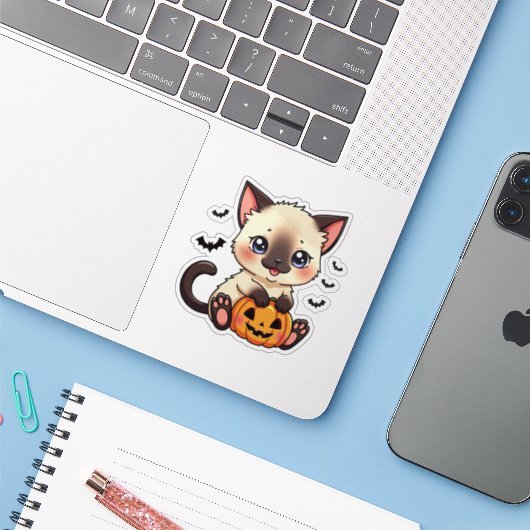 Speelse Siamese Kitten – Cute Halloween Sticker (Laptop met iPhone)