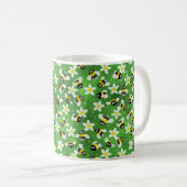 Speelse zoemende bijen (flesgroen) koffie Mok (Voorkant rechts)
