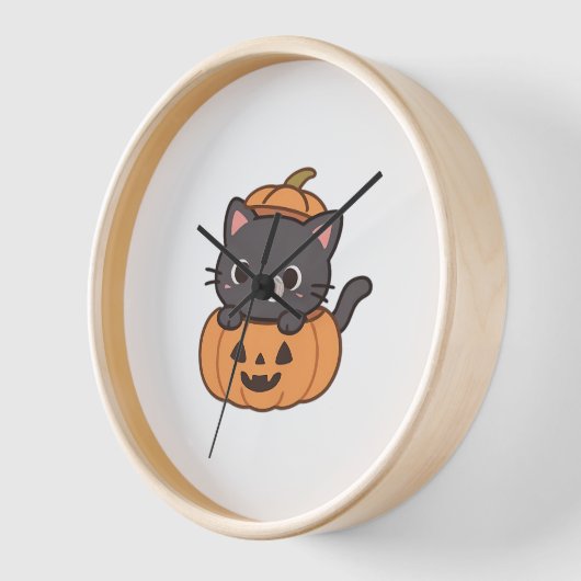 Speelse zwarte kat die uit pompoen T-shirt springt (Hoek)