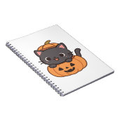 Speelse zwarte kat die uit pompoen T-shirt springt Notitieboek (Rechterzijde)