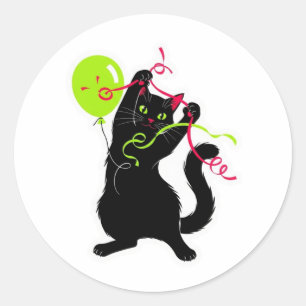 Speelse zwarte kat met ballon en streamer ronde sticker