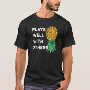 Speelt goed met anderen ondersteboven ananaspoly t-shirt