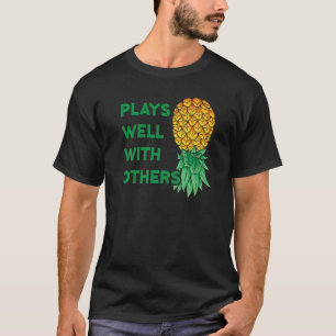 Speelt goed met anderen ondersteboven ananaspoly t-shirt