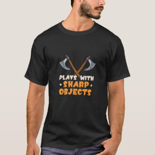 Speelt met scherpe objecten af en werpen doelen op t-shirt