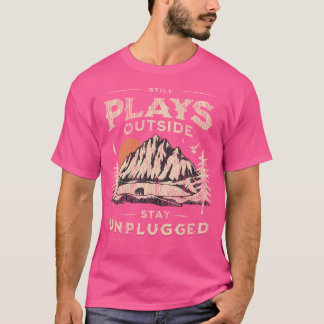 speelt nog steeds buiten Funny Hiking zonder stop T-shirt