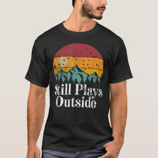 Speelt nog steeds buiten - Grappig wandelen kamper T-shirt