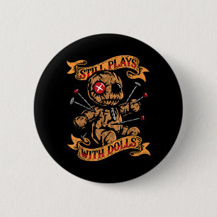 Speelt Nog Steeds Met Poppen Y Pop Humor Grappig Ronde Button 5,7 Cm