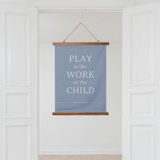 Spelen is het werk van het kind Maria Montessori Hangend Wandkleed