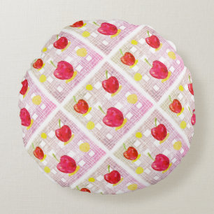 Spelen met roze kersen rond kussen