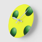 Sphères vertes sur horloge murale jaune (Angle)