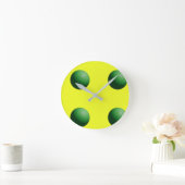 Sphères vertes sur horloge murale jaune (Maison)