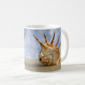Spider Conch Shell sur Sandy Beach Mug (Devant droit)