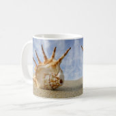 Spider Conch Shell sur Sandy Beach Mug (Devant gauche)