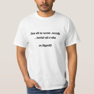 Spiegelen, spiegelen op het Shirt Humor aan de muu