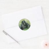 Spierbonobo in het gras ronde sticker (Envelop)