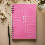 Spirale bloquée de rose chaud chaque semaine<br><div class="desc">Papier personnel simple 2025 planificateur annuel/hebdomadaire avec chiffres de l'année carrée et un arrière - plan de chiffres exagérés. Planificateur annuel (12 mois) avec des aperçus mensuels ouverts et des feuilles de planification hebdomadaires. Recouvrir d'une sélection de couleurs contemporaines. Contactez-nous pour obtenir de l'aide pour personnaliser ou créer une combinaison...</div>