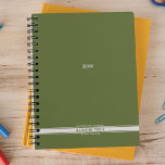 Spirale de fond en vert foncé d'olive<br><div class="desc">Une simple papeterie personnelle annuelle/hebdomadaire avec typographie moderne propre, couleurs arrière - plans modernes et bande classique. Planificateur annuel (12 mois) avec des aperçus mensuels ouverts et des feuilles de planification hebdomadaires. Recouvrir d'une sélection de couleurs contemporaines. Contactez-nous pour obtenir de l'aide pour personnaliser ou créer une combinaison de couleurs...</div>