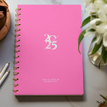 Spirale de l'année rose chaud par semaine<br><div class="desc">Papier à lettres personnel simple 2025 planificateur annuel/hebdomadaire comportant des chiffres en gras pour chaque année. Planificateur annuel (12 mois) avec des aperçus mensuels ouverts et des feuilles de planification hebdomadaires. Recouvrir d'une sélection de couleurs contemporaines. Contactez-nous pour obtenir de l'aide pour personnaliser ou créer une combinaison de couleurs spéciale....</div>