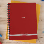 Spirale rouge foncé en bas de la bande hebdomadair<br><div class="desc">Une simple papeterie personnelle annuelle/hebdomadaire avec typographie moderne propre, couleurs arrière - plans modernes et bande classique. Planificateur annuel (12 mois) avec des aperçus mensuels ouverts et des feuilles de planification hebdomadaires. Recouvrir d'une sélection de couleurs contemporaines. Contactez-nous pour obtenir de l'aide pour personnaliser ou créer une combinaison de couleurs...</div>