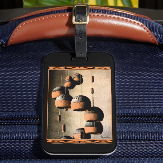 Spiraled Clay Wind Chimes still Life Bagagelabel (Voorkant Insitu 2)