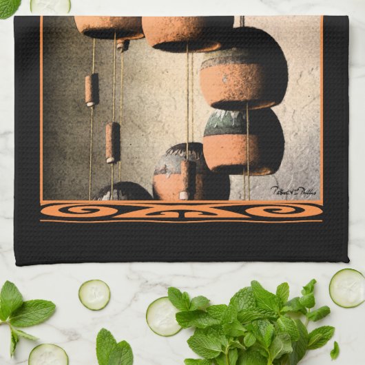 Spiraled Clay Wind Chimes still Life Theedoek (Gevouwen)