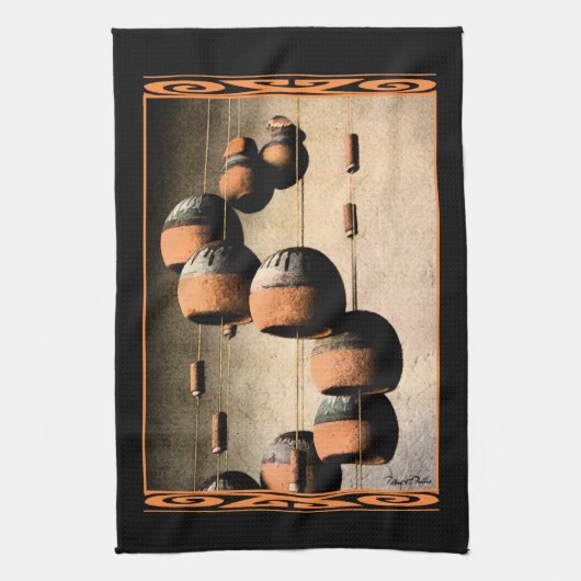 Spiraled Clay Wind Chimes still Life Theedoek (Verticaal)