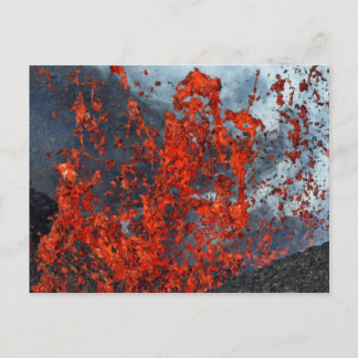 Splash van hete lava uit de krater van de uitbarst briefkaart