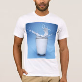 Splash van melk in Mannen T-shirt van de Drink van (Voorkant)
