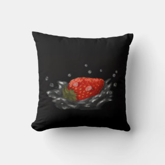 Splashing strawberry kussen