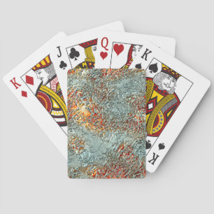 Splasmatmetaal gesmolten op een levendige oranje t pokerkaarten