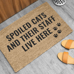 Spoedige katten en hun personeel wonen hier deurmat