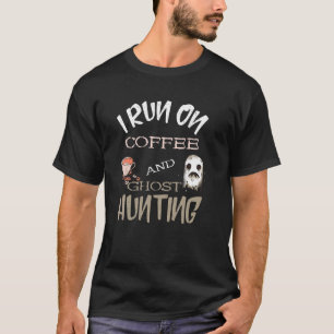 Spokenjagd Ik Loop Op Koffiebonen Paranormale Gho T-shirt