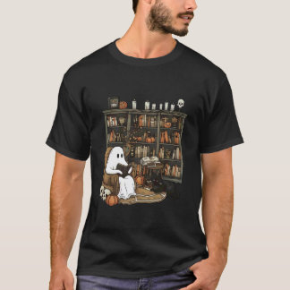 Spook leest in Halloween bibliotheek met zwarte ka T-shirt
