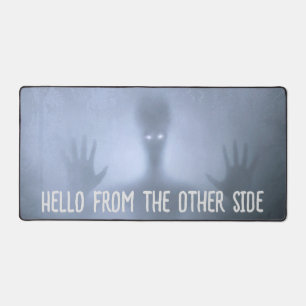 Spookachtige Alien in Mist Hallo vanuit de Andere Bureaumat