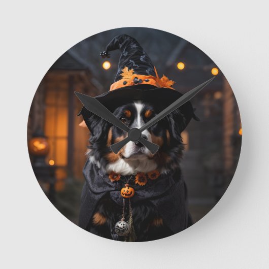Spooktacular Berner Dog: Een Halloween Howl-o-Ween Ronde Klok (Voorkant)