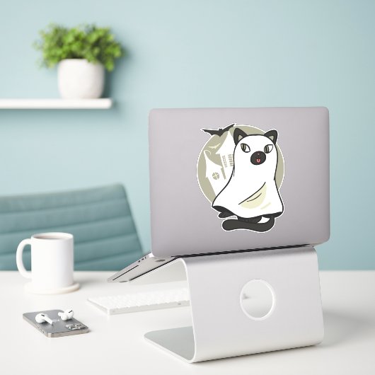 Spooky Cat Ghost Sticker (Laptop op bureau)