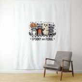 Spooky en Feral Funny Halloween Wasbeer Wandkleed (In situ)