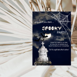 Spooky Halloween met vleermuizen en bewolkte nacht Kaart