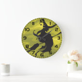 Spooky Halloween Witch Flying on Broomstick Grote Klok (Huis)